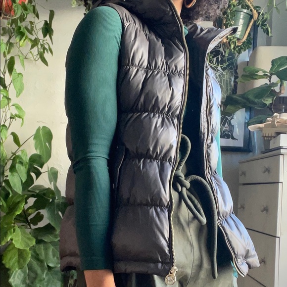 Michael Kors Puffer Grey Vest with Hoodie, never worn! Still has tags! Size S - Picture 3 of 10